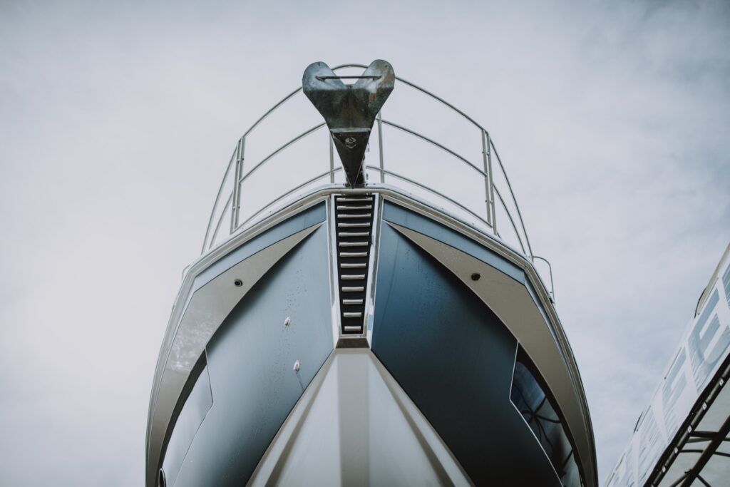 Bug einer Yacht im Hafen Marina Plaue